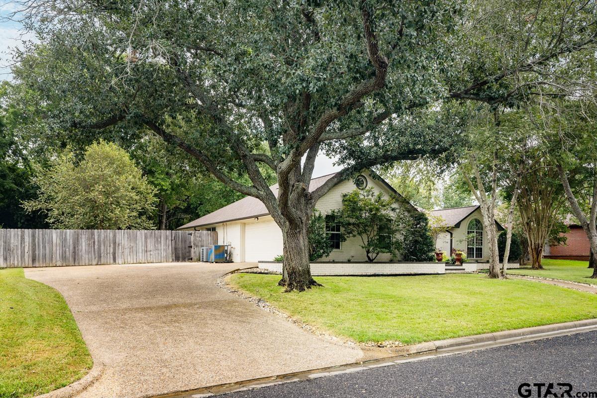 1113 Lonnie Drive Athens, TX 75751 - Photo 3 of 32 a front view of house with yard and green space