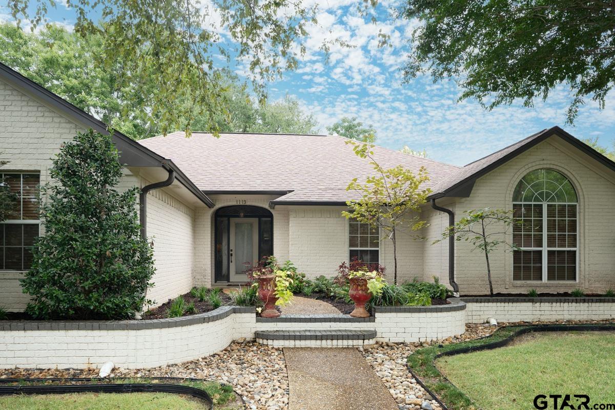 1113 Lonnie Drive Athens, TX 75751 - Photo 5 of 32 a front view of a house with garden