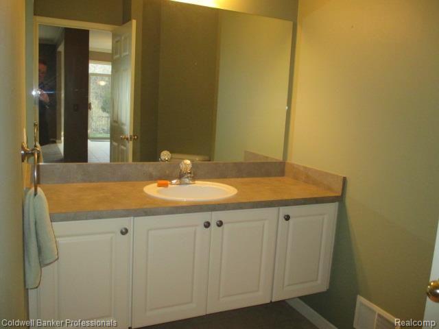 2432 Jackson Drive Rochester, MI 48309 - Photo 24 of 41 080.jpg