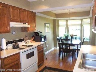 33 Meadow Wood Drive, Unit 170 Rochester, MI 48307 - Photo 10 of 25 Kitchen into Nook