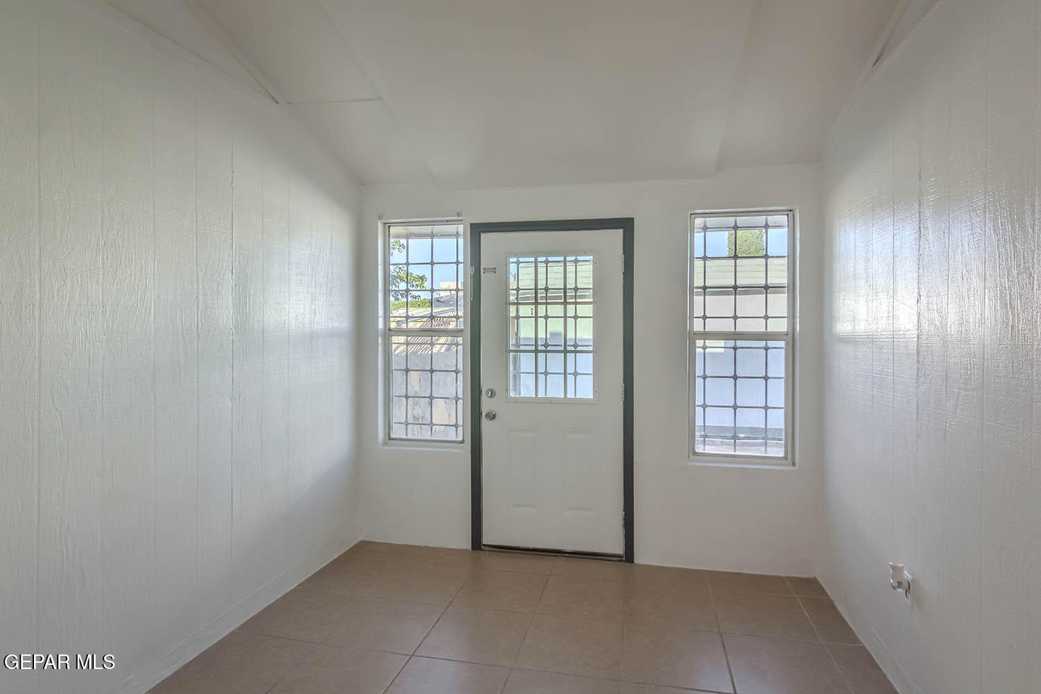859 Destello Road El Paso, TX 79907 - Photo 20 of 43 an empty room with windows