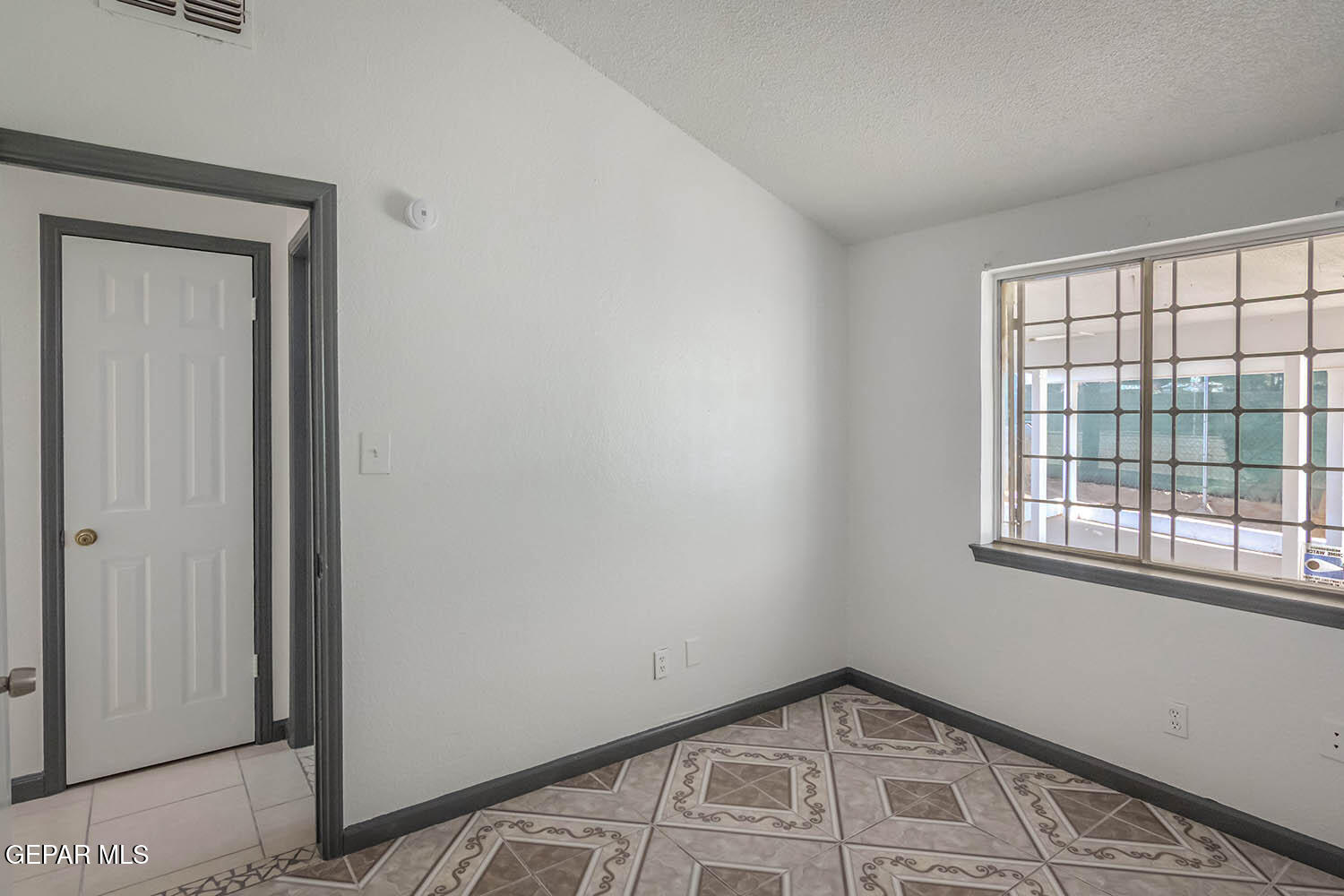 859 Destello Road El Paso, TX 79907 - Photo 30 of 43 an empty room with windows