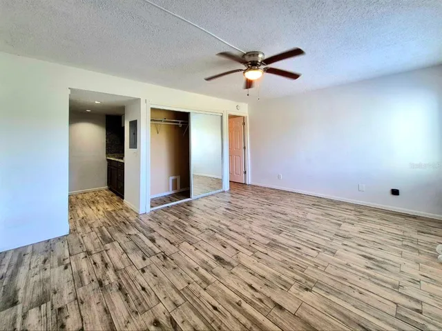 a view of a livingroom with a workspace