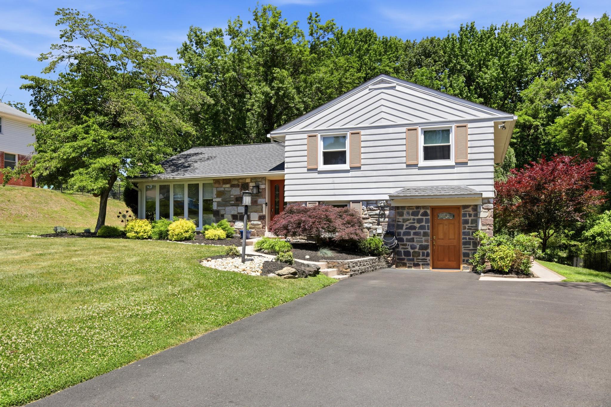 467 Wingate Road Huntingdon Valley, PA 19006 - Photo 2 of 30 Driveway entrance to mudroom/Office