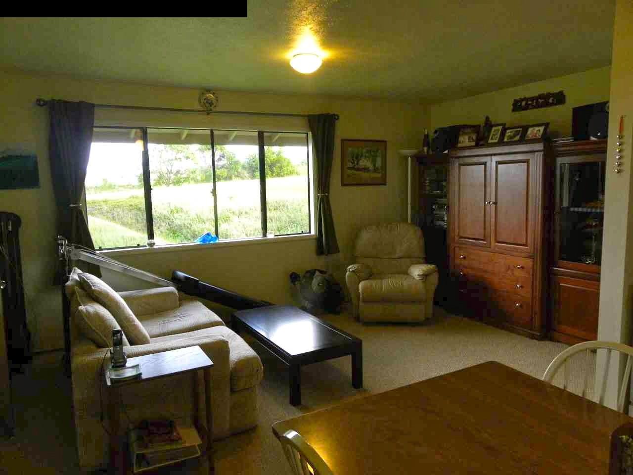 305 Kaupakalua Road Haiku, HI 96708 - Photo 7 of 13 a living room with furniture and a window