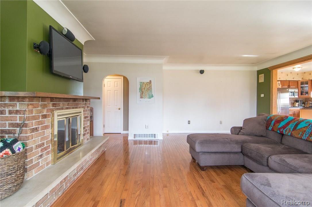 6693 Lingane Road Chelsea, MI 48118 - Photo 6 of 53 DSC_0106.jpg