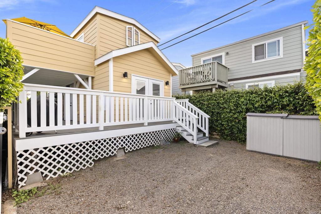 1624 North Coast Highway 101, Unit 2 Encinitas, CA 92024 - Photo 34 of 43 a view of a house with a fence