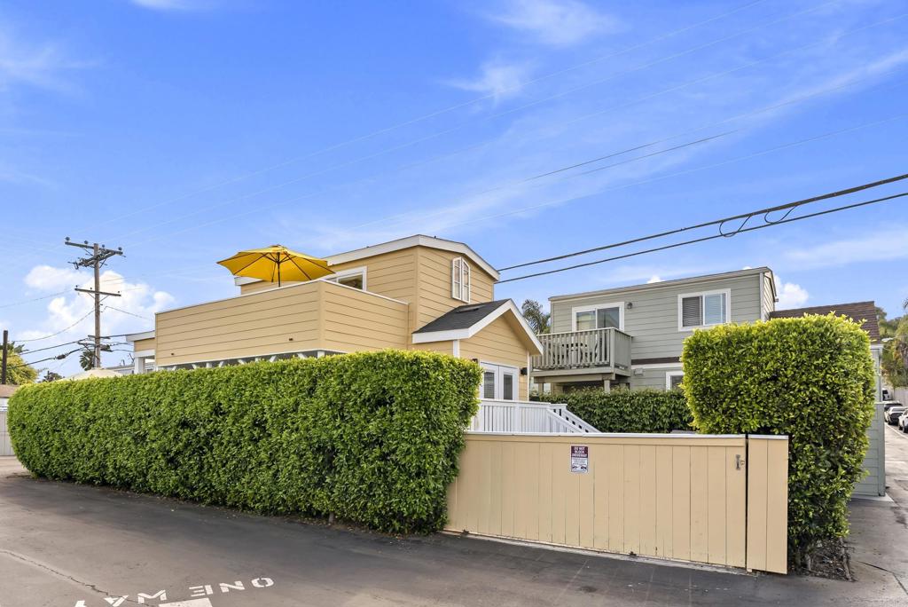 1624 North Coast Highway 101, Unit 2 Encinitas, CA 92024 - Photo 35 of 43 a view of a back yard