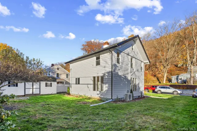 a view of a house with a yard