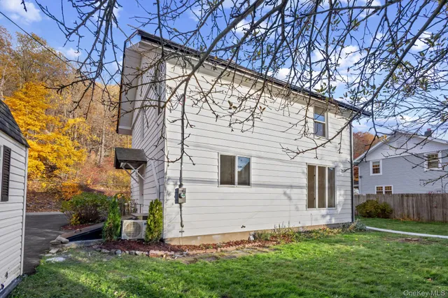 a view of a house with a yard