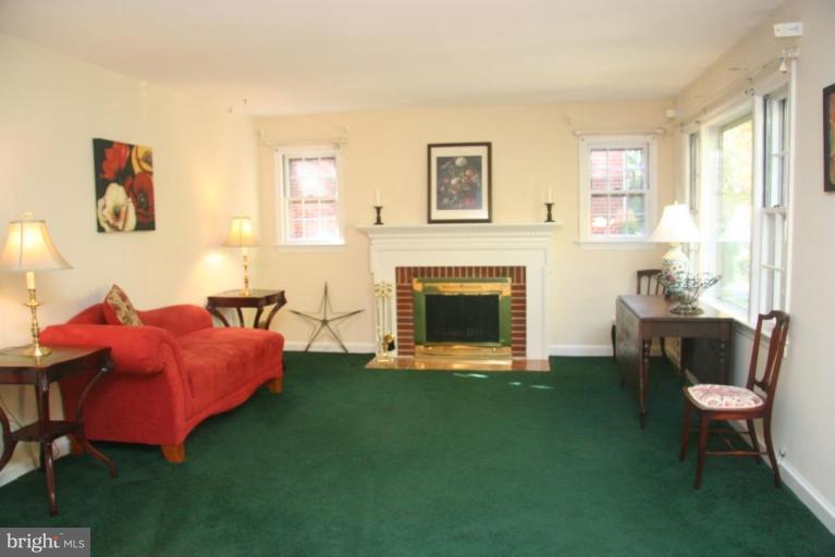 9302 Weaver Street Silver Spring, MD 20901 - Photo 2 of 23 Living Room
