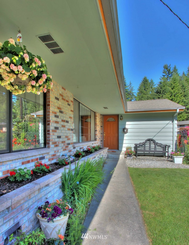9511 235th Street Southwest Edmonds, WA 98020 - Photo 2 of 25 Gallery Image 2