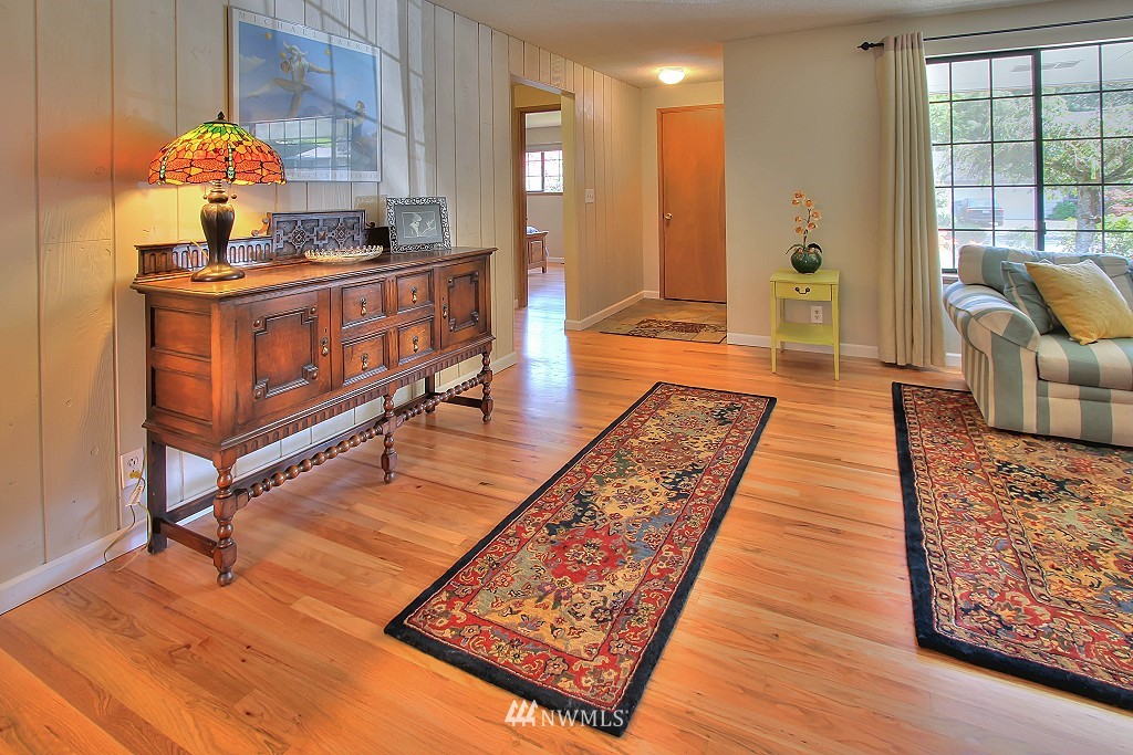 9511 235th Street Southwest Edmonds, WA 98020 - Photo 3 of 25 Gallery Image 3