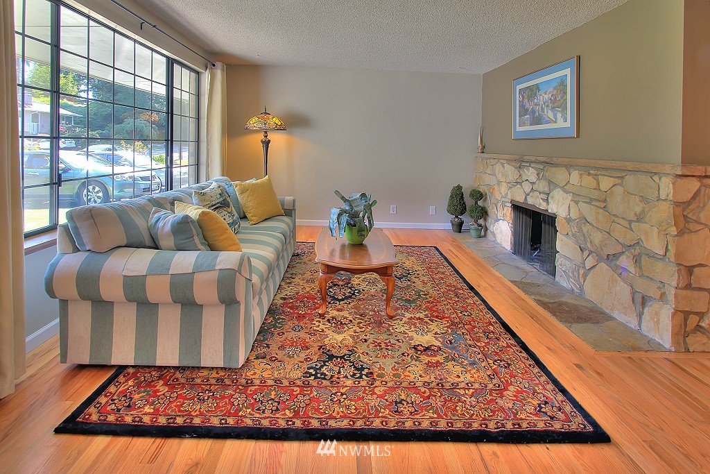9511 235th Street Southwest Edmonds, WA 98020 - Photo 4 of 25 Gallery Image 4