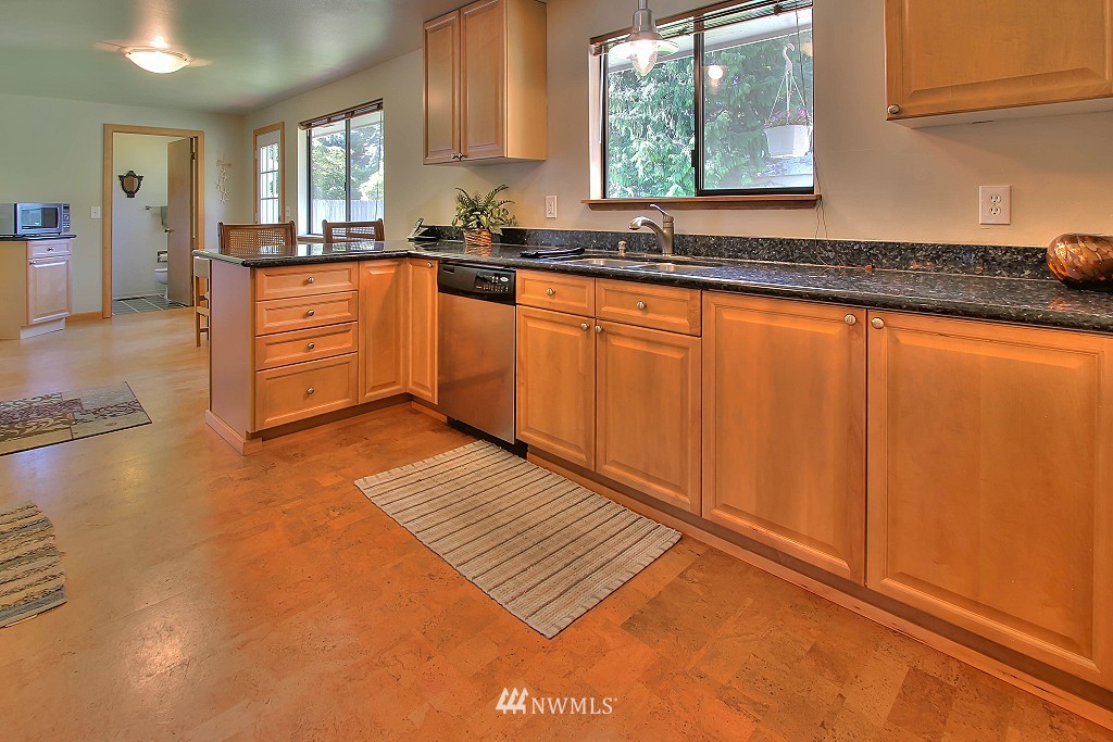 9511 235th Street Southwest Edmonds, WA 98020 - Photo 9 of 25 Gallery Image 9