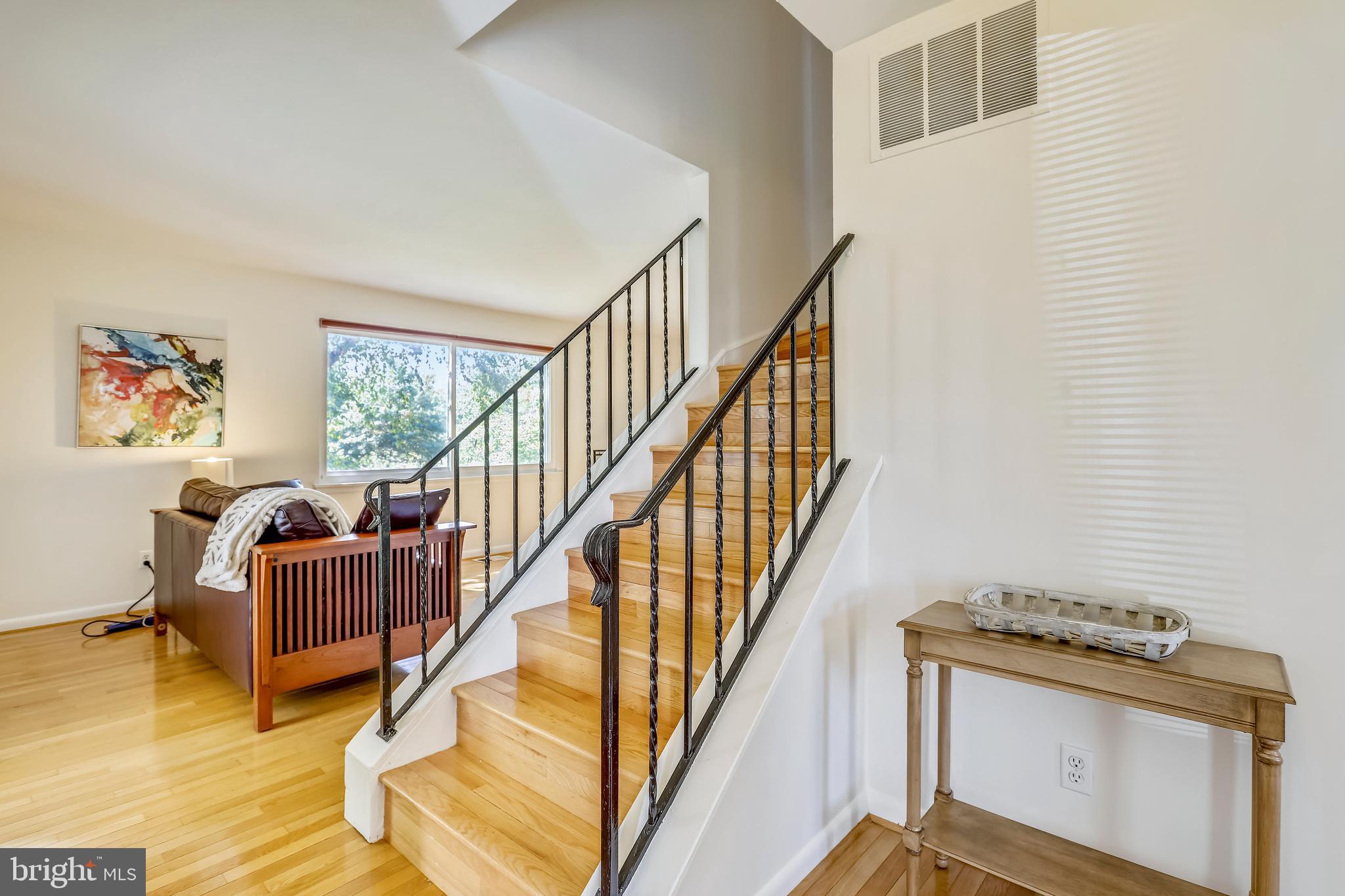 266 West Deer Park Road, Unit 32I Gaithersburg, MD 20877 - Photo 2 of 28 Foyer and view into living room