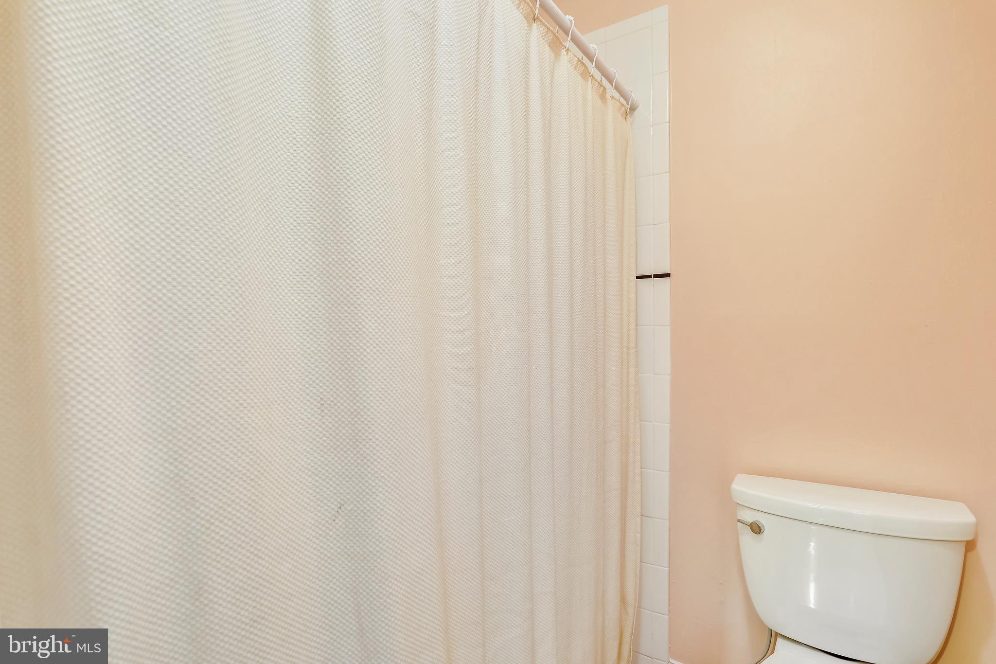266 West Deer Park Road, Unit 32I Gaithersburg, MD 20877 - Photo 14 of 28 Bath in owner's suite