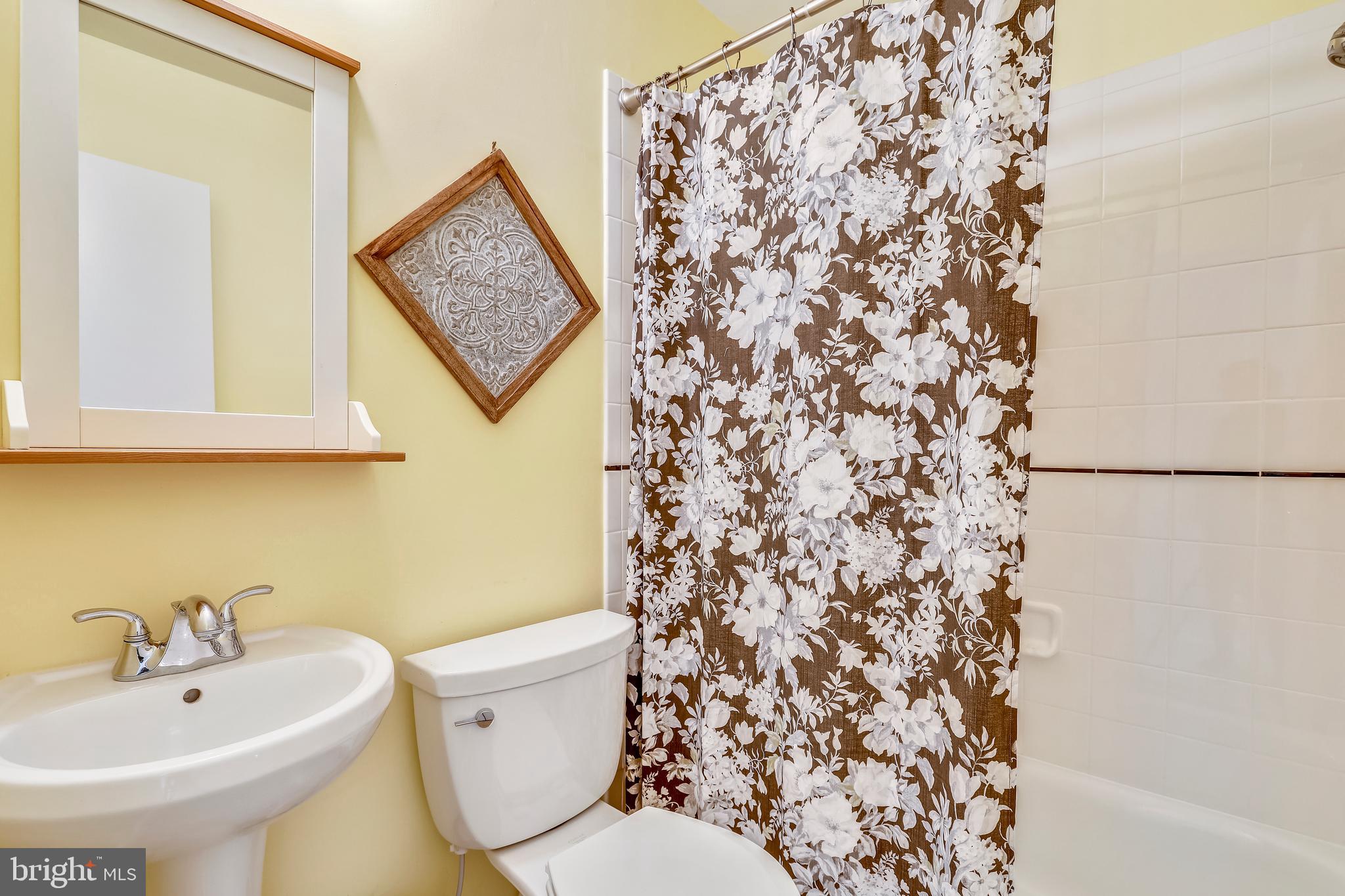 266 West Deer Park Road, Unit 32I Gaithersburg, MD 20877 - Photo 16 of 28 Upstairs bath