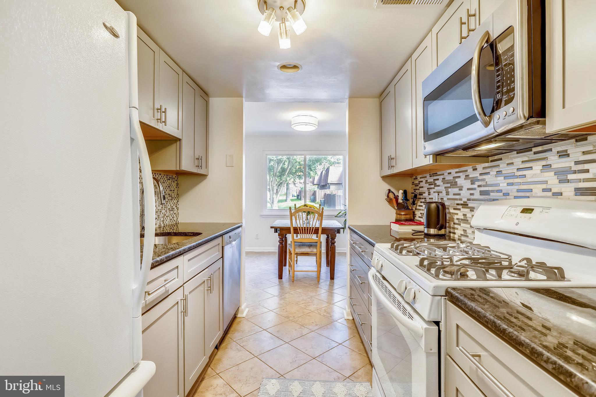 266 West Deer Park Road, Unit 32I Gaithersburg, MD 20877 - Photo 3 of 28 Beautiful renovated eat in kitchen