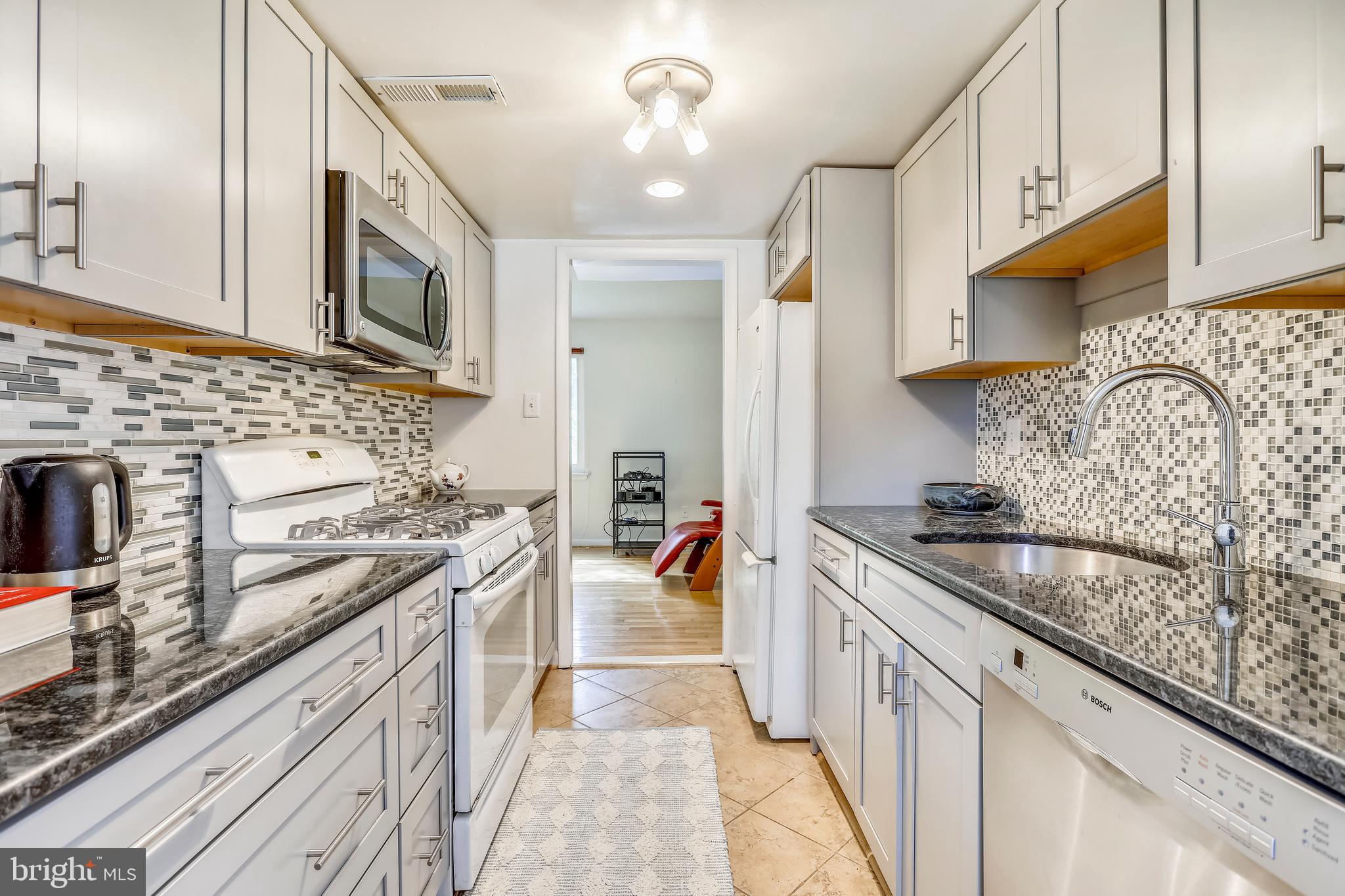 266 West Deer Park Road, Unit 32I Gaithersburg, MD 20877 - Photo 4 of 28 Kitchen with view into living room