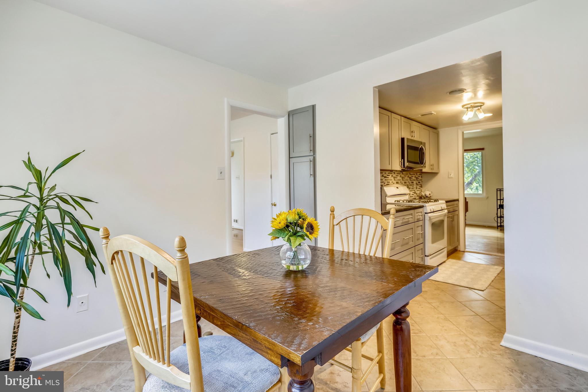 266 West Deer Park Road, Unit 32I Gaithersburg, MD 20877 - Photo 5 of 28 Kitchen with pantry