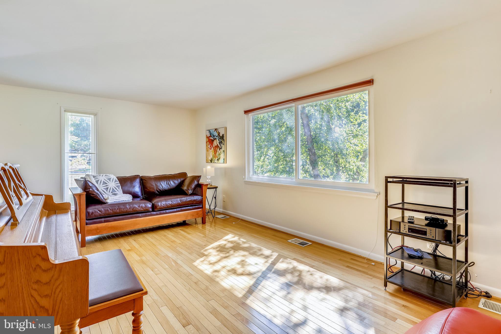 266 West Deer Park Road, Unit 32I Gaithersburg, MD 20877 - Photo 8 of 28 Living room with lots of light