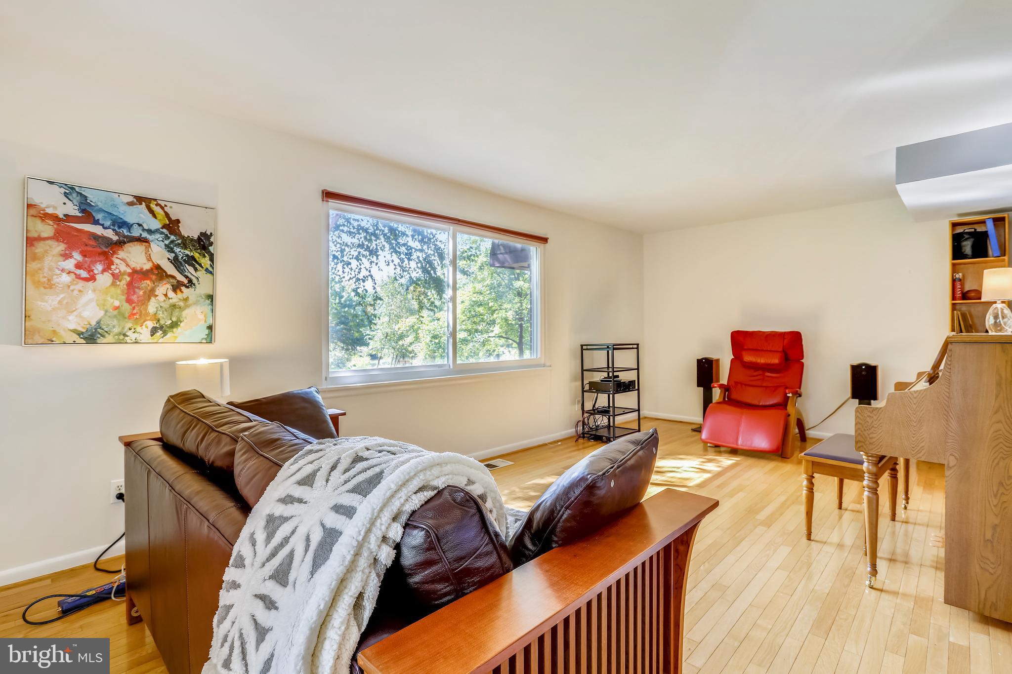 266 West Deer Park Road, Unit 32I Gaithersburg, MD 20877 - Photo 9 of 28 Living room