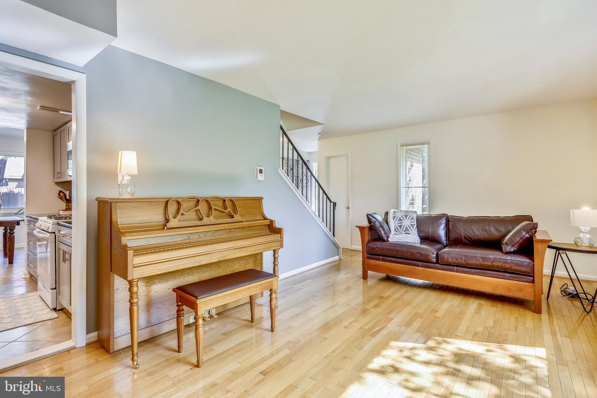 266 West Deer Park Road, Unit 32I Gaithersburg, MD 20877 - Photo 10 of 28 Living room with view of kitchen entry
