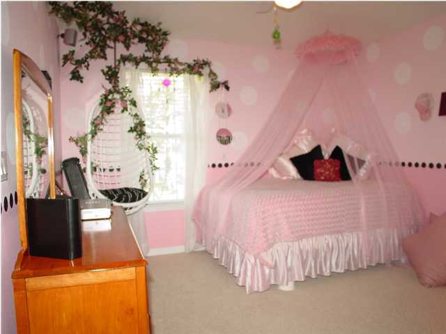 2549 Crescent Road Navarre, FL 32566 - Photo 20 of 22 a bed room with a bed and a couch