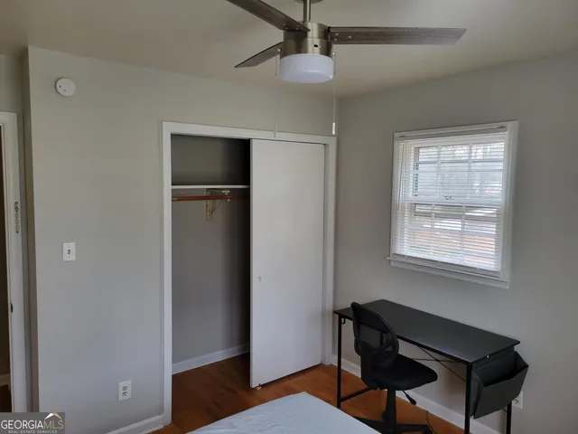 a view of a livingroom with a workspace