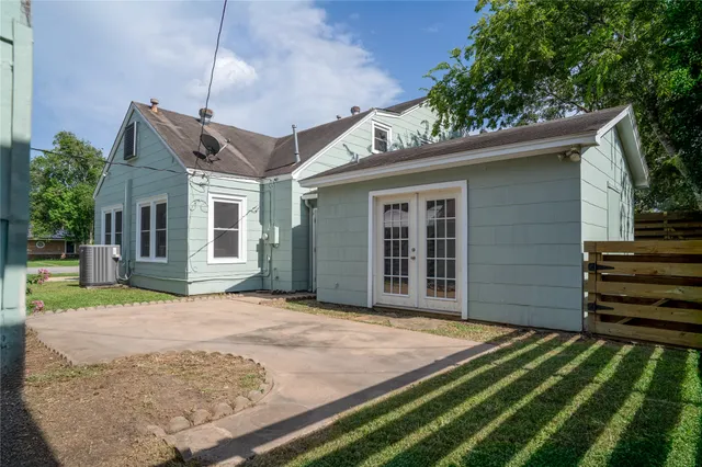 $260,000 | 801 Ave F, El Campo, TX 77437