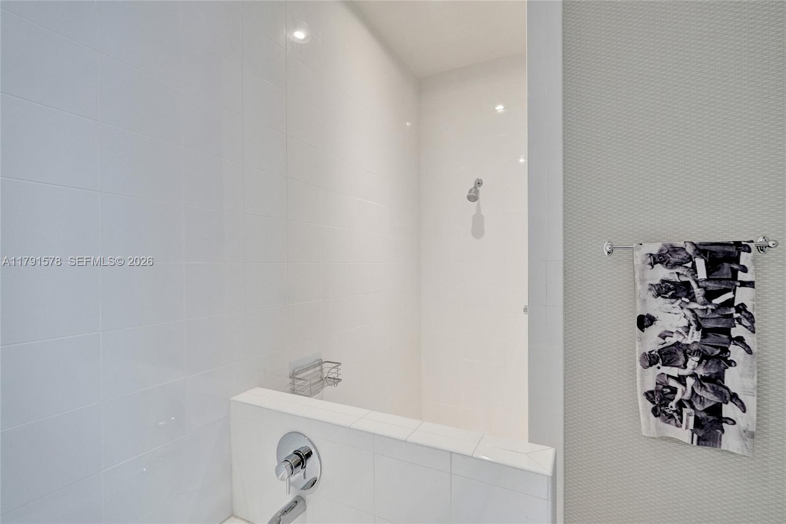 2725 Northeast 1st Street Pompano Beach, FL 33062 - Photo 18 of 59 a bathroom with a bathtub