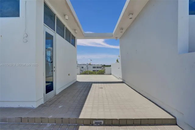 $1,395,000 | 2725 Northeast 1st Street, Pompano Beach, FL 33062
