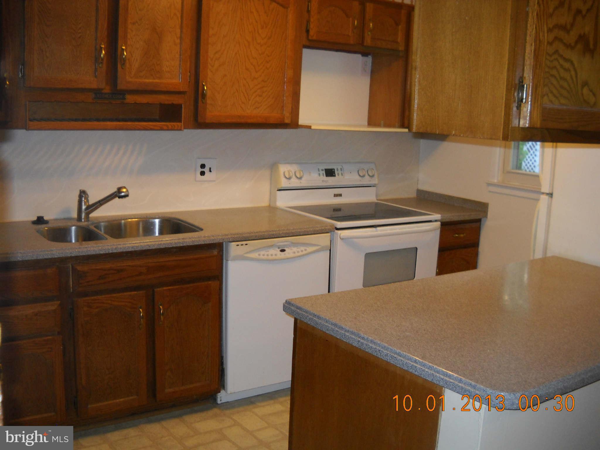 13703 Kingsman Road Woodbridge, VA 22193 - Photo 3 of 13 Kitchen