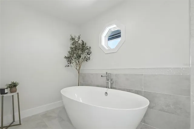 $3,230,000 | 405 28th Street, Holmes Beach, FL 34217