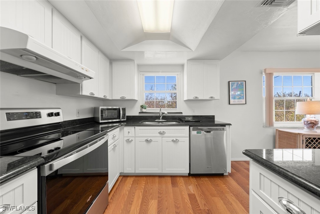 490 Marian Road Sanibel, FL 33957 - Photo 12 of 36