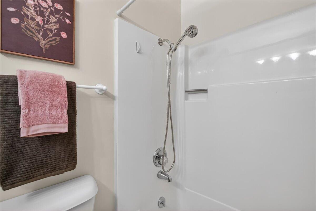 2647 Freedom Way Medford, OR 97504 - Photo 29 of 38 a bathroom with a shower
