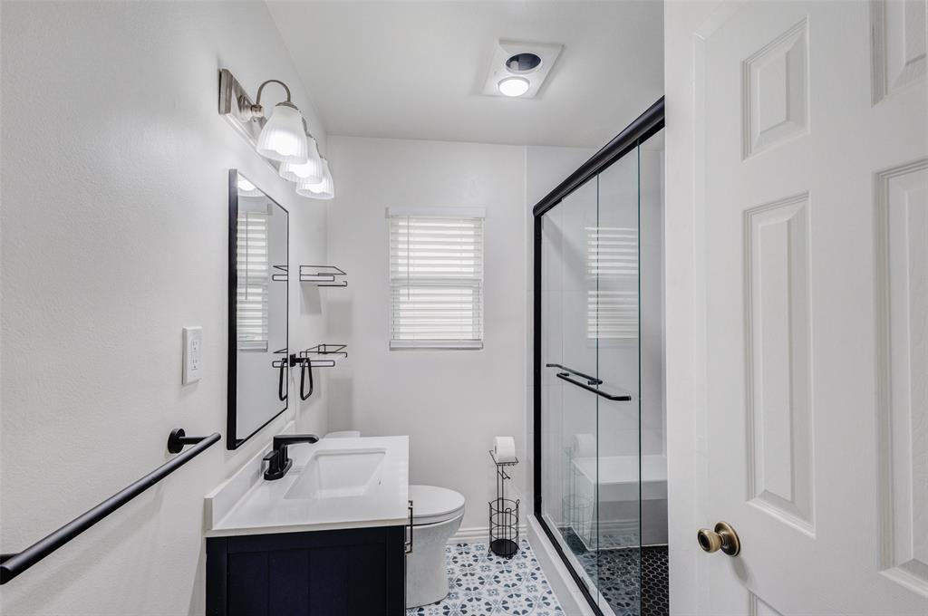 3263 Bilglade Road Fort Worth, TX 76133 - Photo 21 of 31 shared bath for bedrooms 1 & 2
