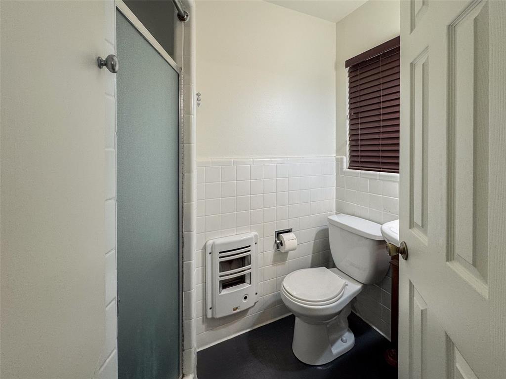 3263 Bilglade Road Fort Worth, TX 76133 - Photo 26 of 31 guest bath
