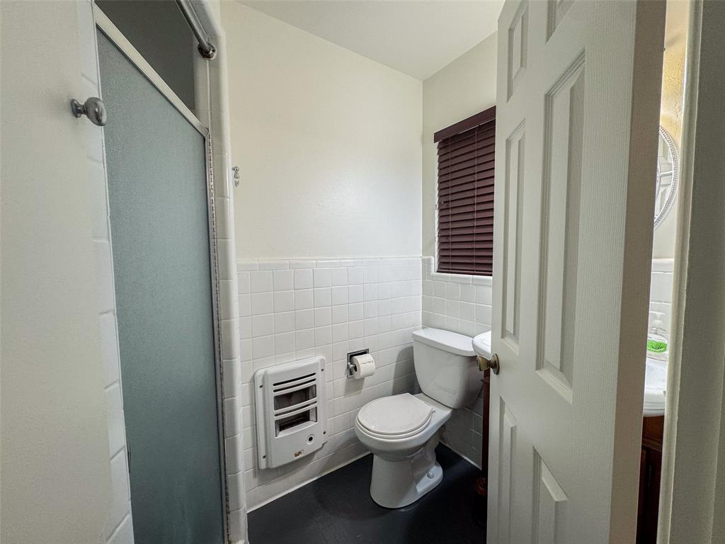 3263 Bilglade Road Fort Worth, TX 76133 - Photo 27 of 31 guest bath