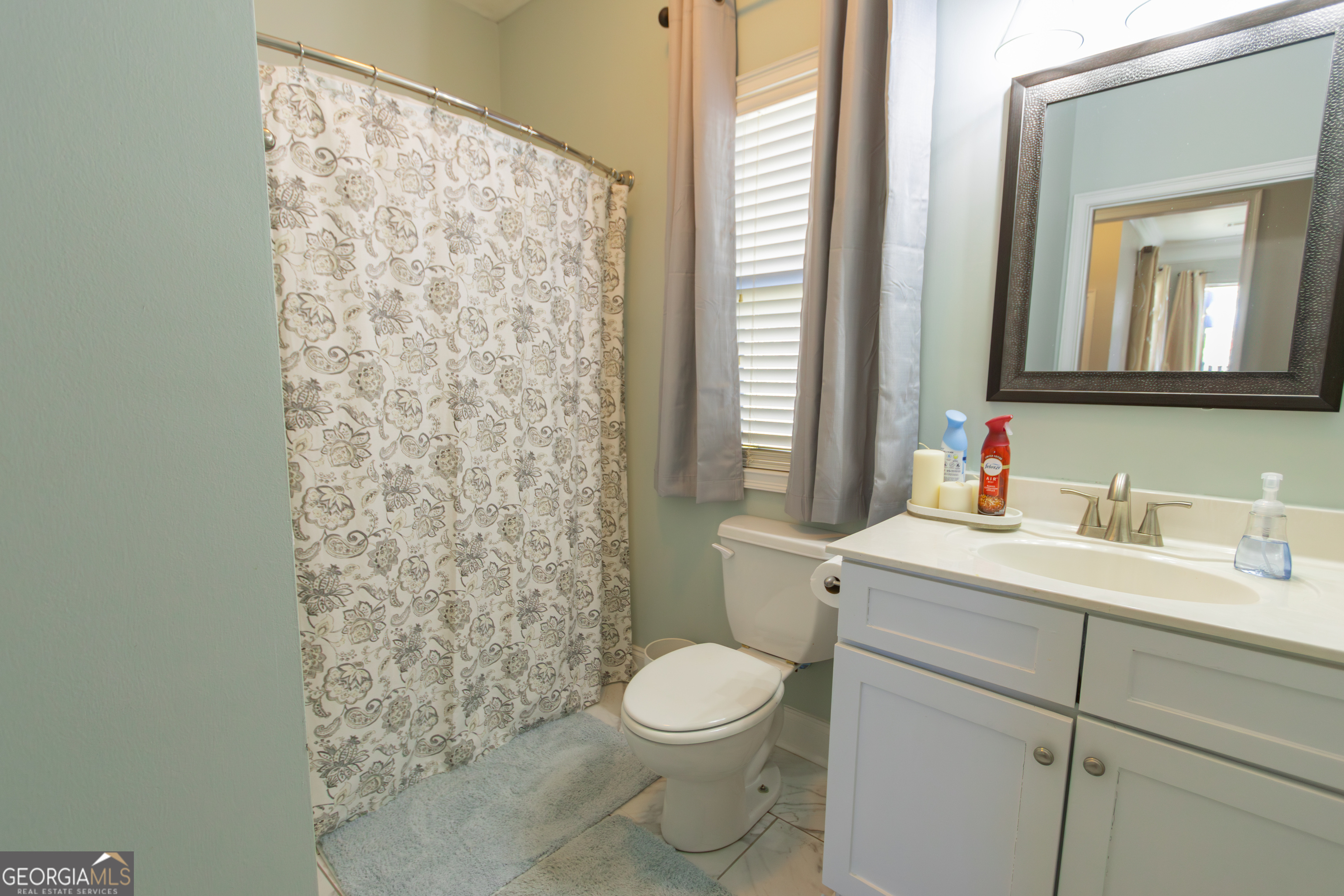 135 Parkview Grove Kathleen, GA 31047 - Photo 13 of 35 a bathroom with a sink a toilet and a mirror