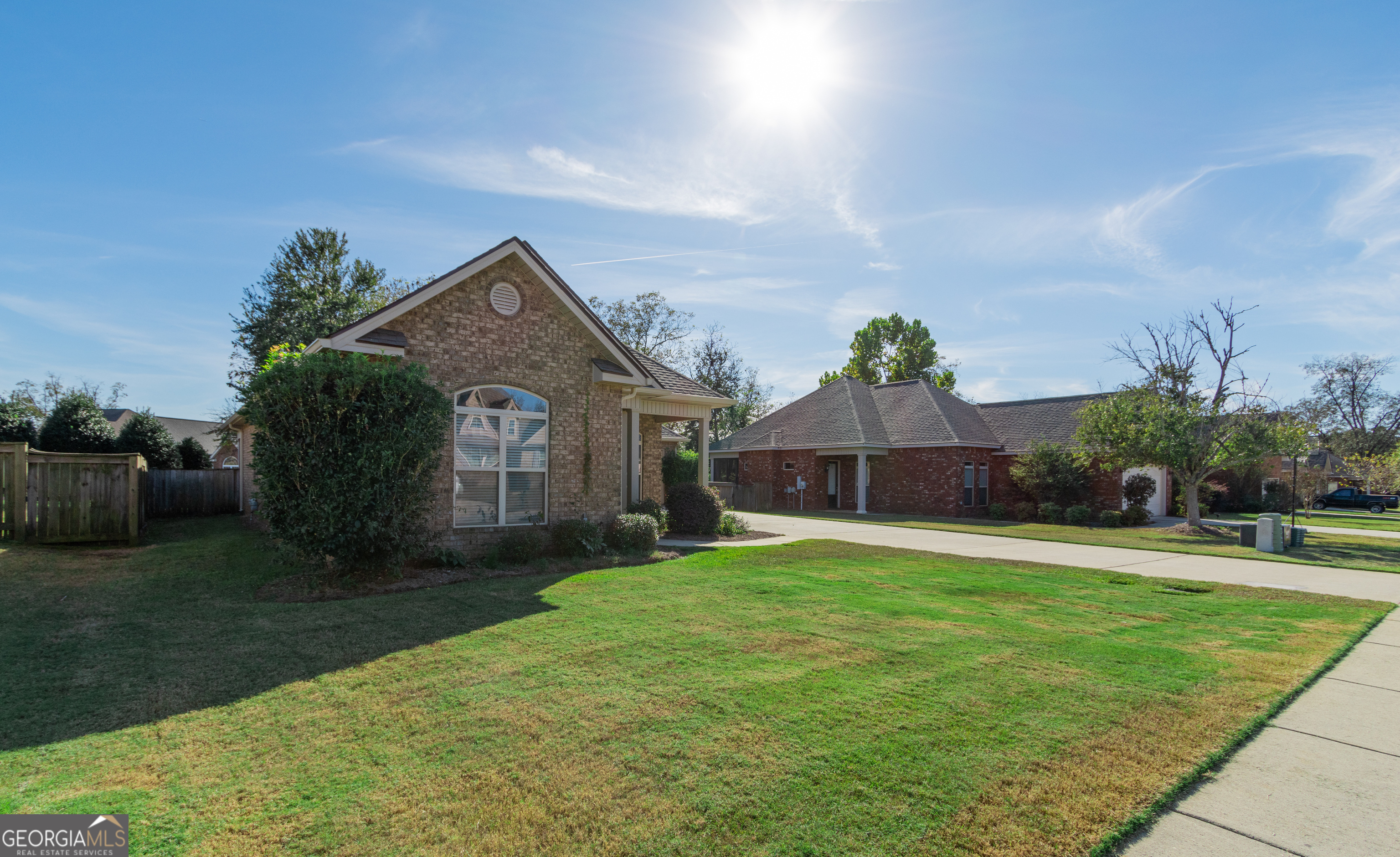 135 Parkview Grove Kathleen, GA 31047 - Photo 2 of 35 a front view of a house with a yard and garage