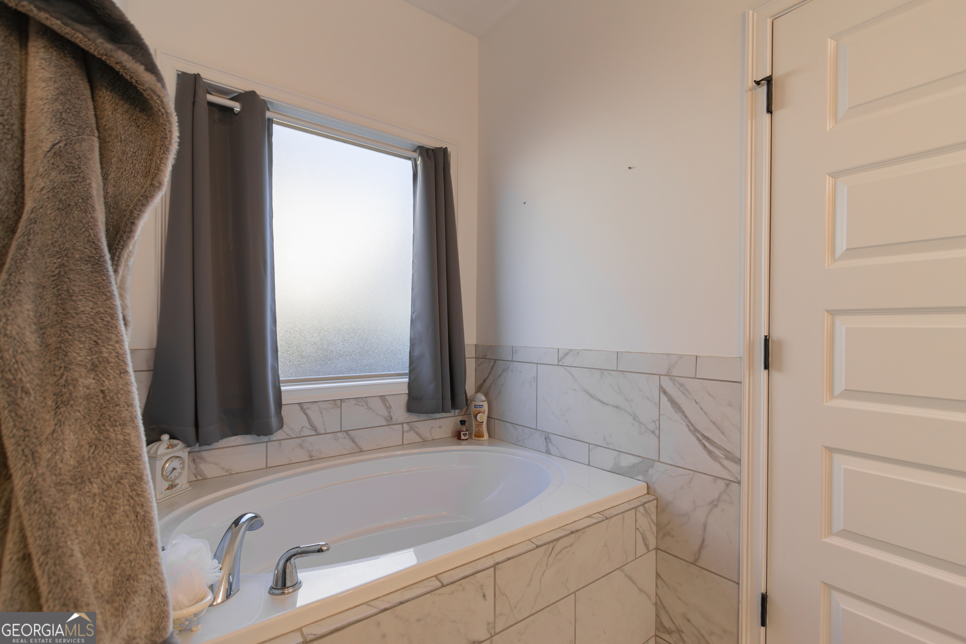 135 Parkview Grove Kathleen, GA 31047 - Photo 24 of 35 a bathroom with a tub and shower