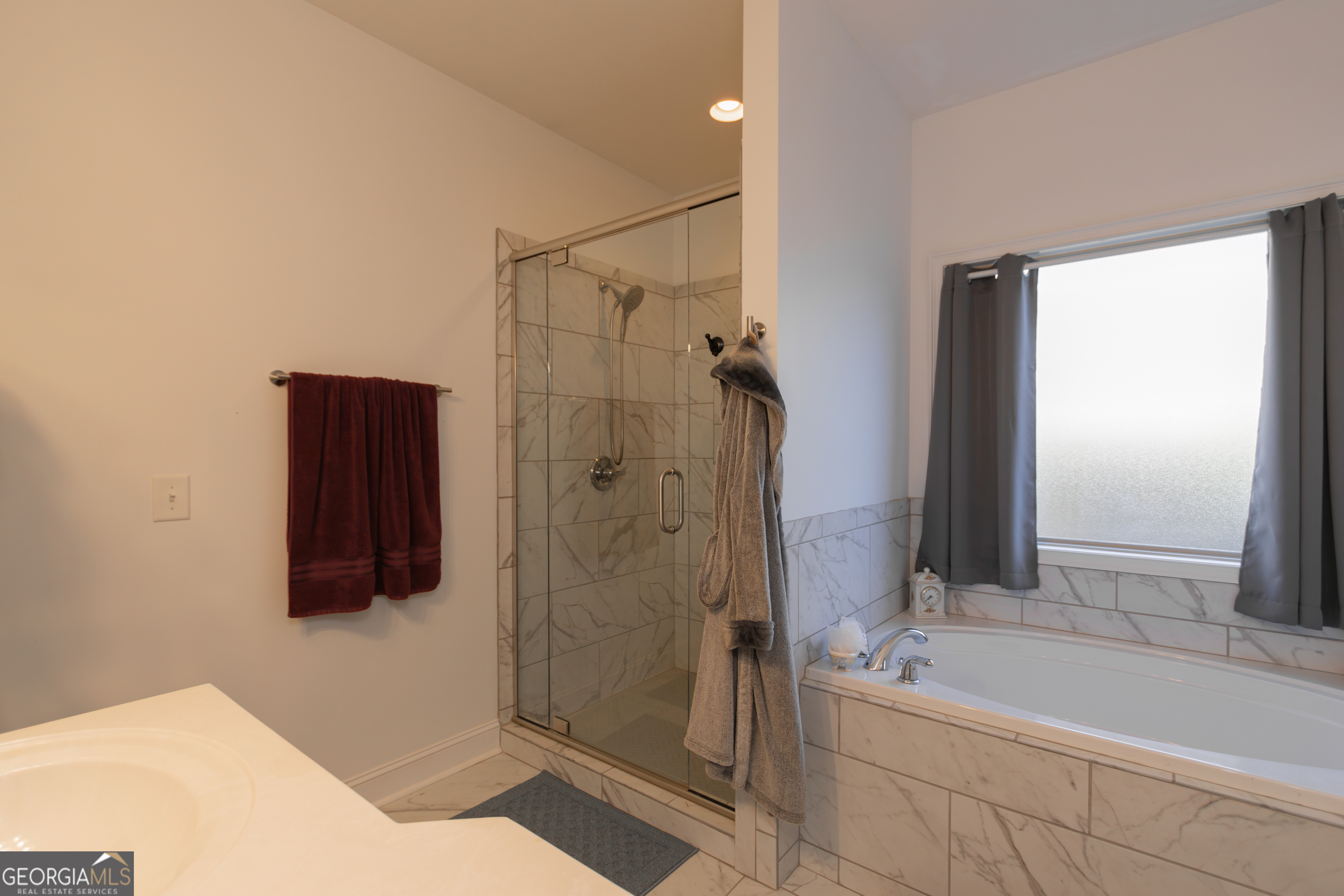 135 Parkview Grove Kathleen, GA 31047 - Photo 25 of 35 a bathroom with a bathtub and a shower