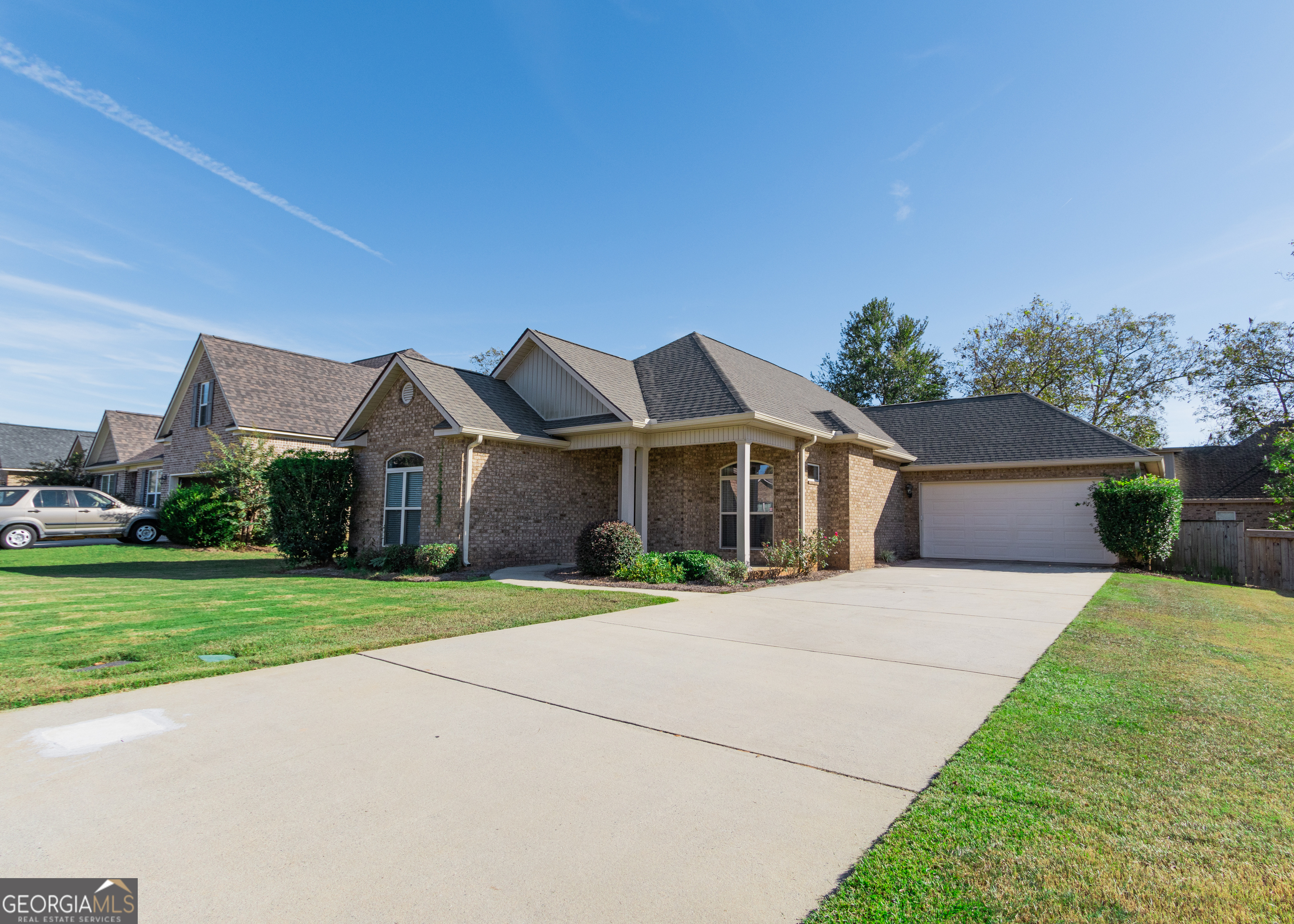 135 Parkview Grove Kathleen, GA 31047 - Photo 3 of 35 a front view of a house with a yard and garage