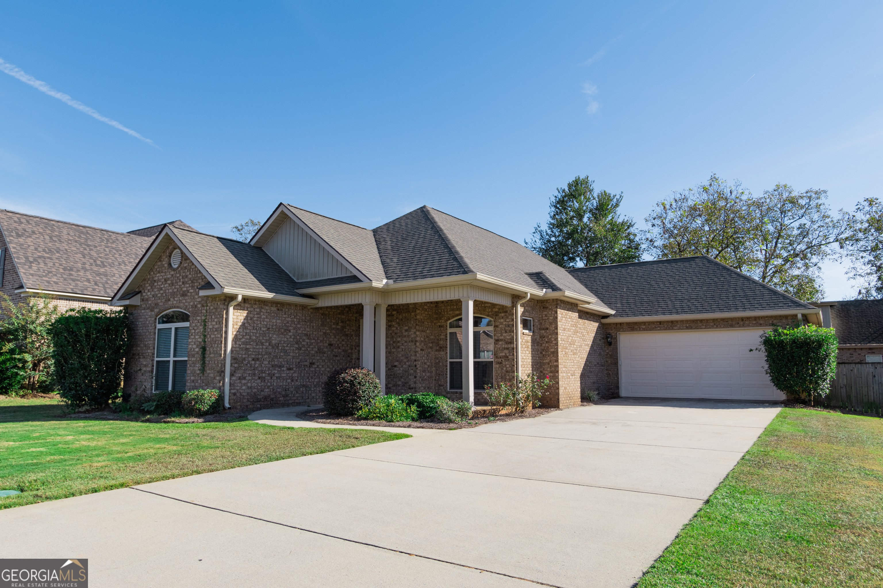 135 Parkview Grove Kathleen, GA 31047 - Photo 4 of 35 a front view of a house with a garden and plants