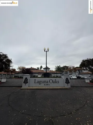 a view of terrace with city view
