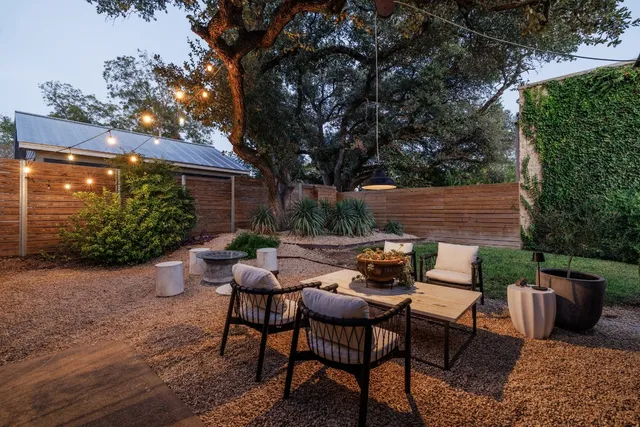 a view of a house with backyard and garden