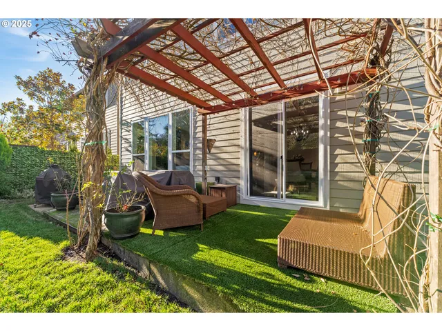 a view of a house with backyard