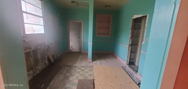 a view of entryway with window